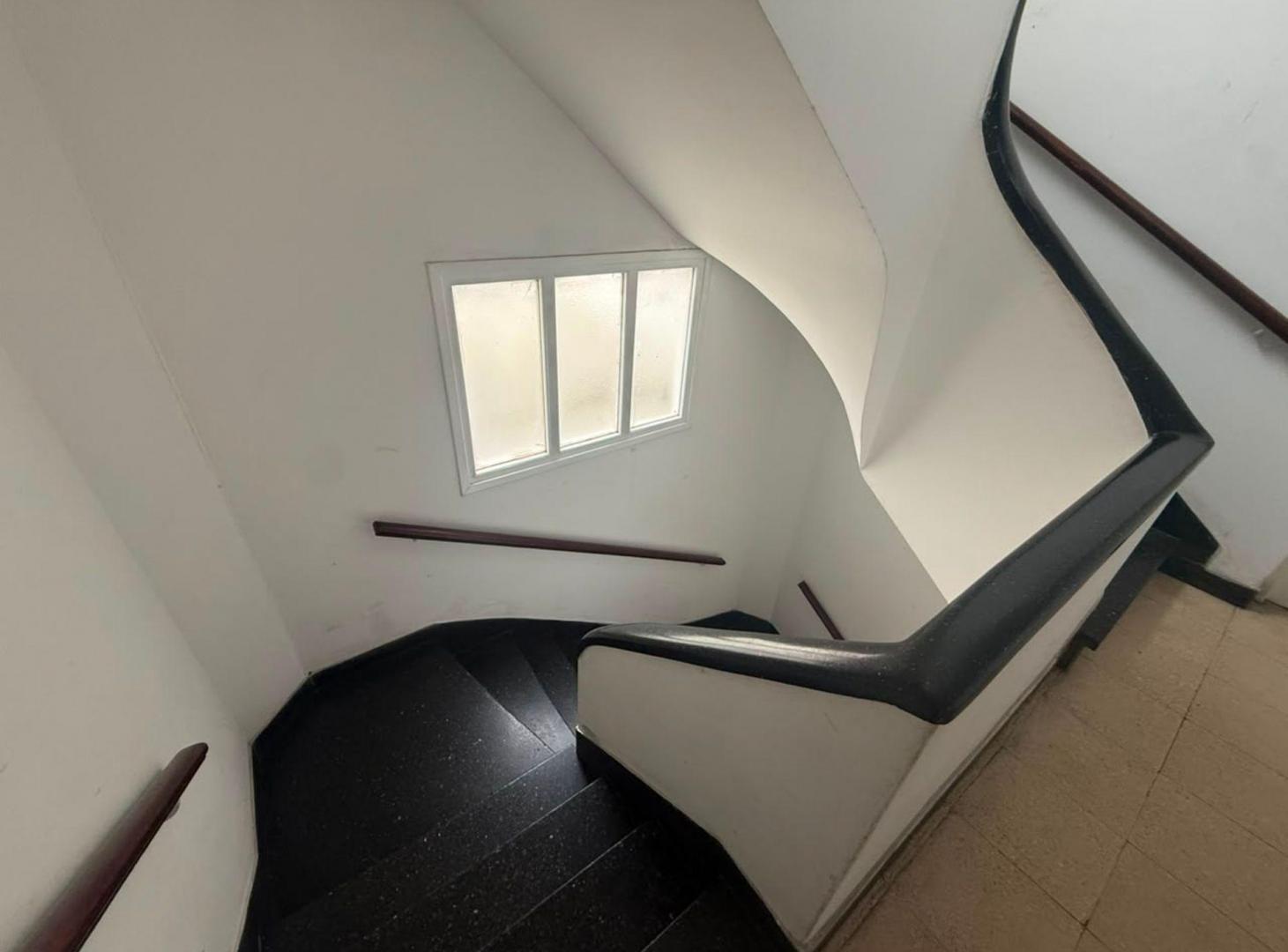 Foto de VENTA 2 AMBIENTES POR ESCALERA EN POMPEYA, imagen 3