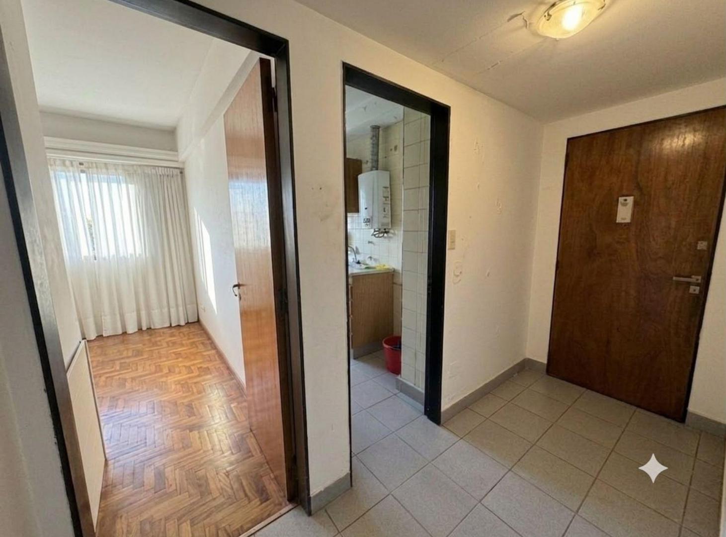 Foto de VENTA DTO 2 AMB A RECICLAR CENTRO FRENTE BALCON, imagen 4