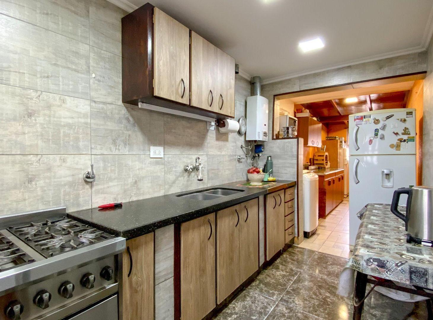 Foto de VENTA CASA 4 AMB. CON COCHERA Y PARQUE, imagen 3