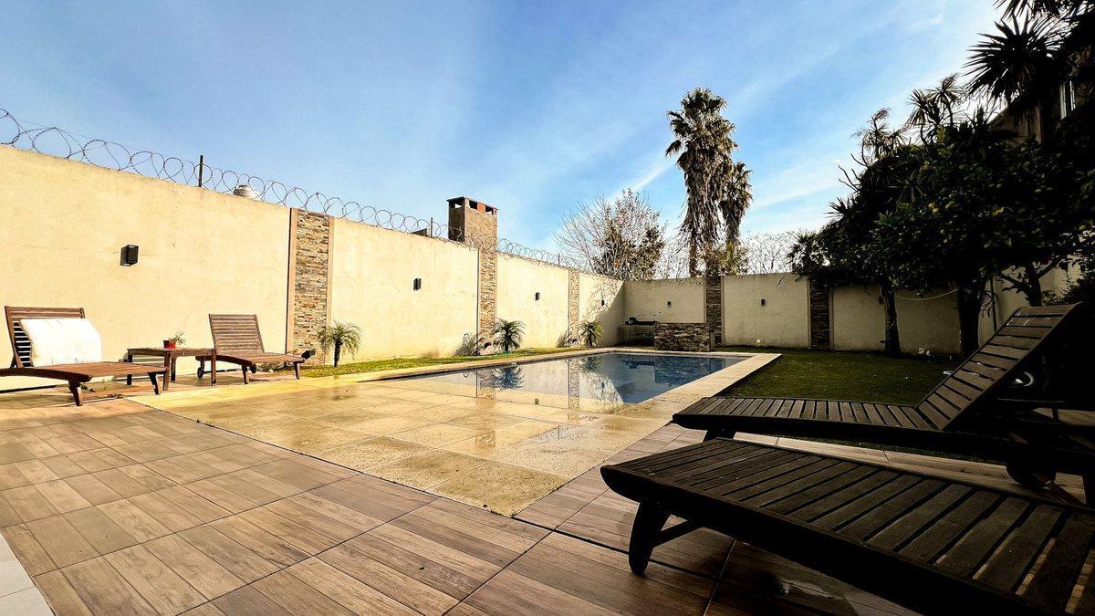 Foto de VENTA CASA 5 AMB QUINCHO, PILETA 5 AÑOS ANTIGUEDAD, imagen 2