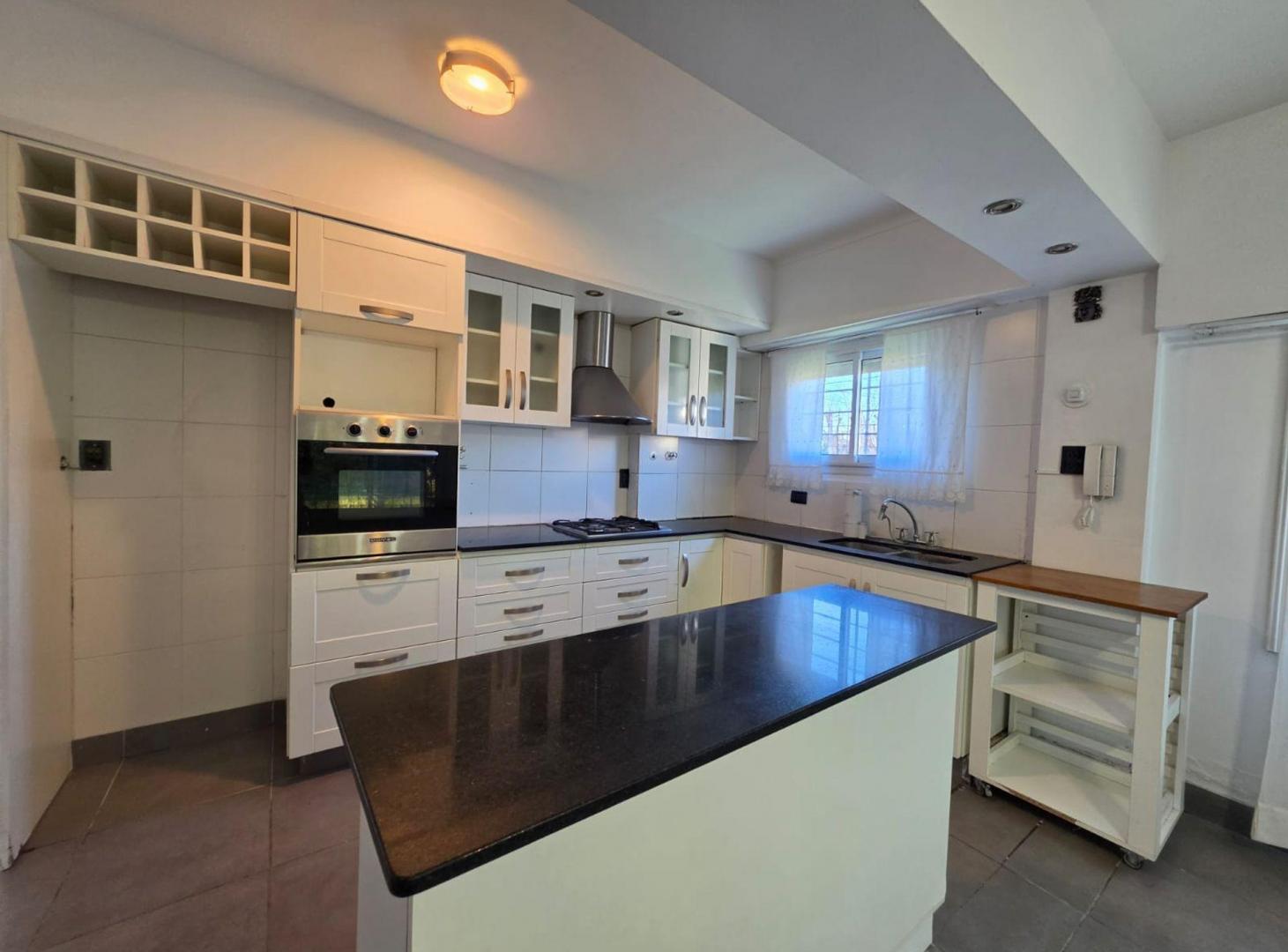 Foto de VENTA CASA 4 AMB CON JARDÍN Y COCHERA PARQUE LURO, imagen 2