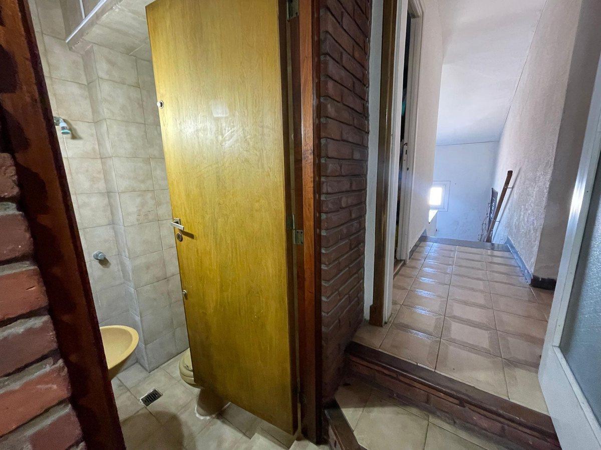 Foto de VENTA EN BLOCK VIVIENDA C/GARAJE, QUINCHO Y LOCAL, imagen 2
