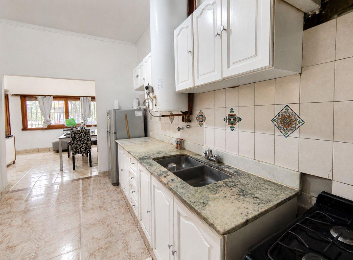 Foto de CASA EN VENTA 3 AMB, QUINCHO Y GARAGE DOBLE, imagen 2