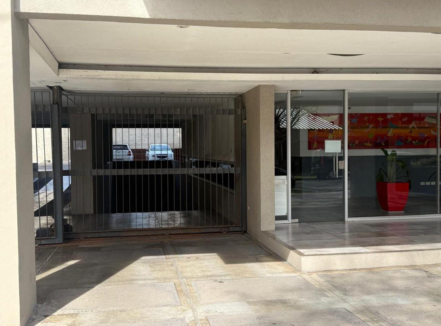 Foto de VENTA DE COCHERA "EDIFICIO LAS ALONDRAS" GUIDO 500, imagen 2