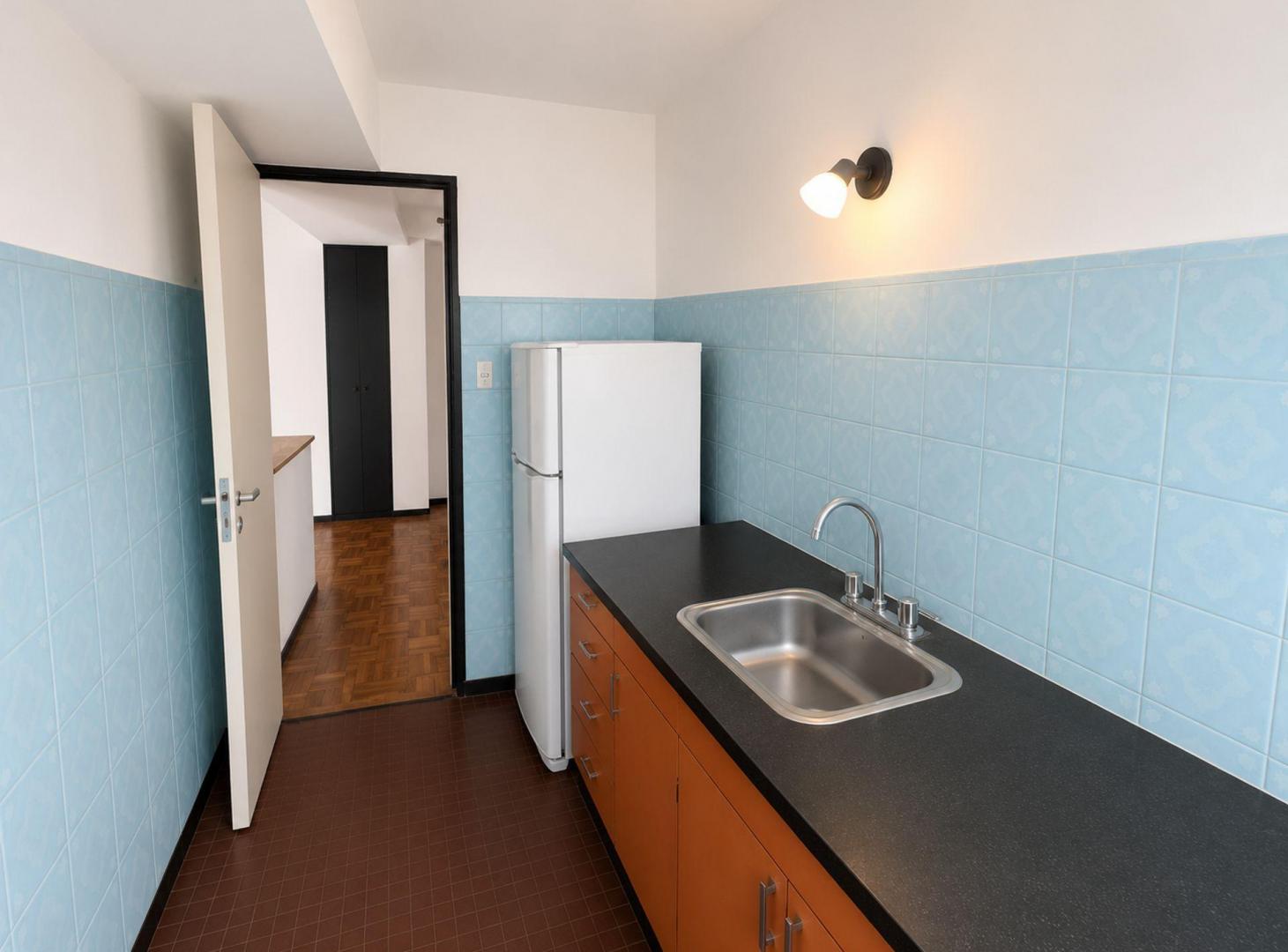 Foto de DEPARTAMENTO 2 AMBIENTES EN VENTA 180 Y LURO, imagen 4