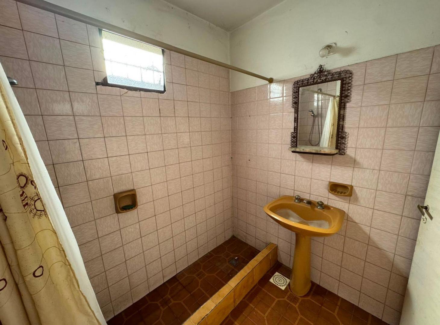 Foto de VENTA CASA 2 AMB. CON PARQUE Y COCHERA - LAVADERO, imagen 1