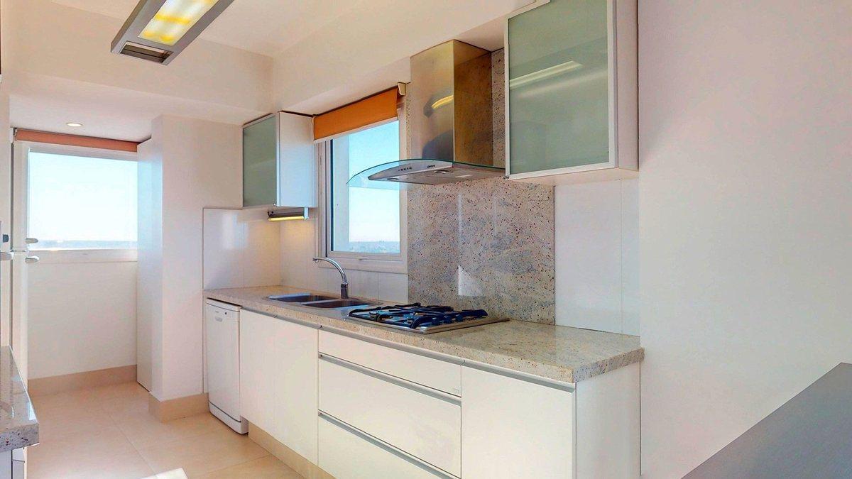 Foto de VENTA DEPARTAMENTO MARAL54 PISO 13 2AMB Y COCHERA, imagen 4