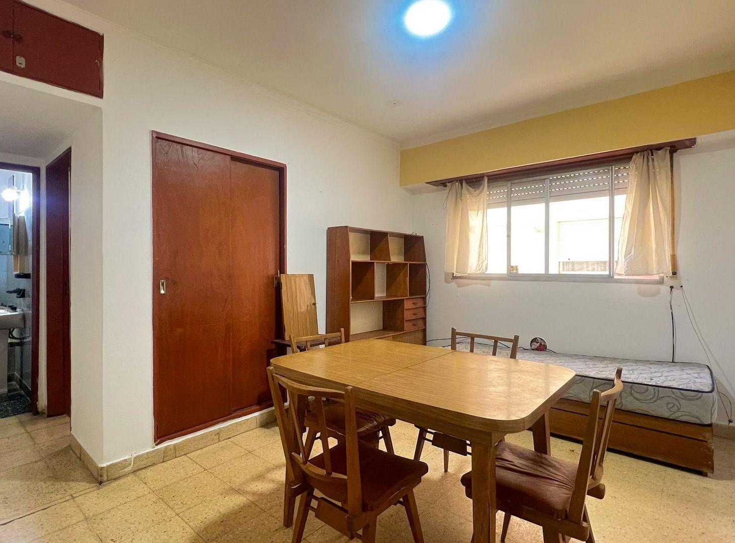 Foto de VENTA DEPTO 2 AMBIENTES PLAZA COLON A RECICLAR, imagen 4