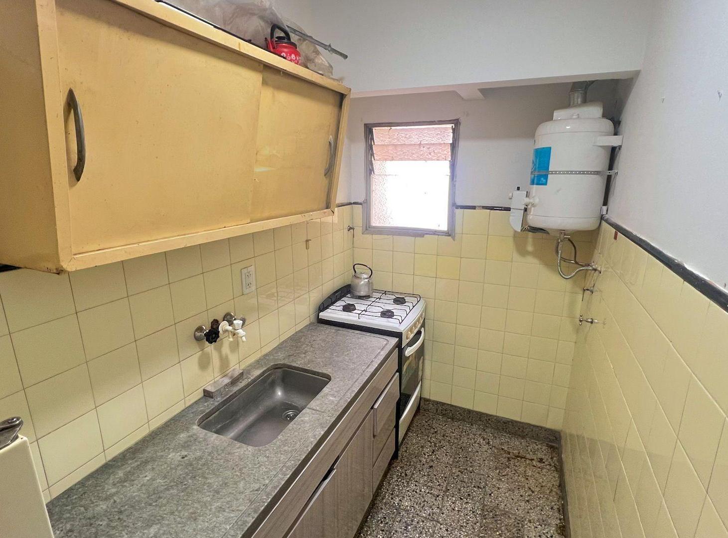 Foto de VENTA DEPTO 2 AMBIENTES PLAZA COLON A RECICLAR, imagen 1