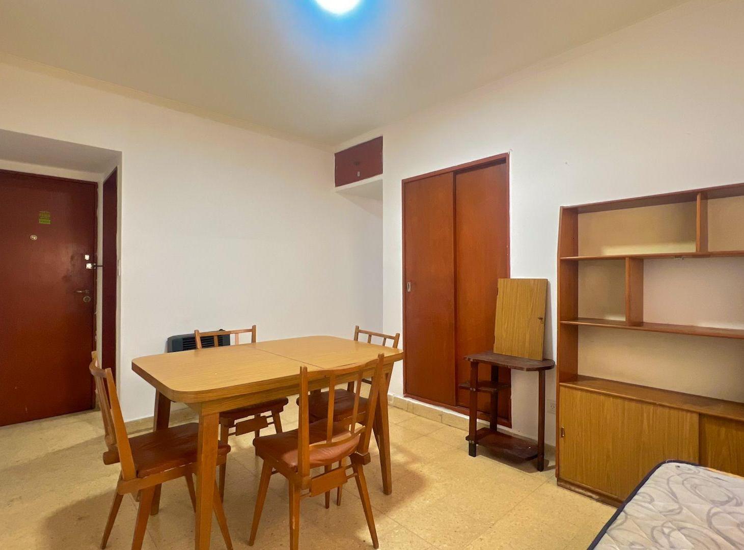 Foto de VENTA DEPTO 2 AMBIENTES PLAZA COLON A RECICLAR, imagen 2