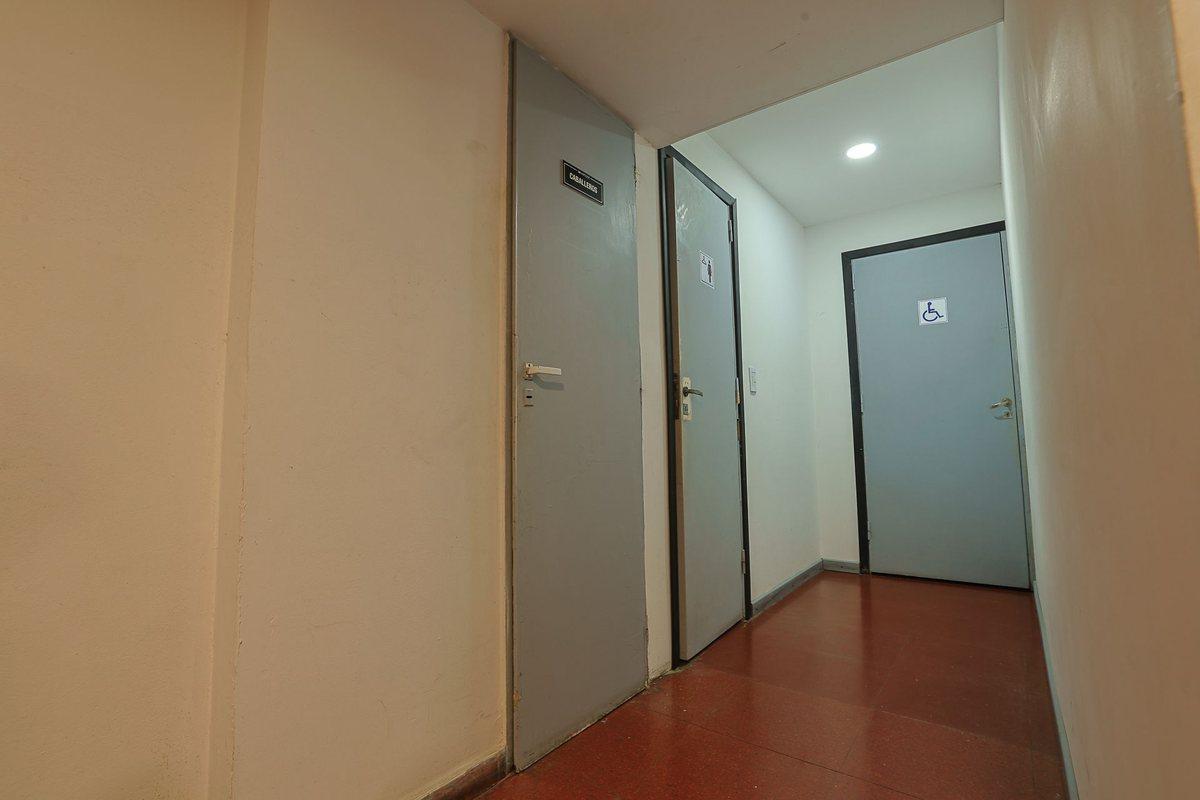 Foto de VENTA LOCAL Y DPTO 4 AMB RECICLADO AVENIDA JBJ, imagen 2