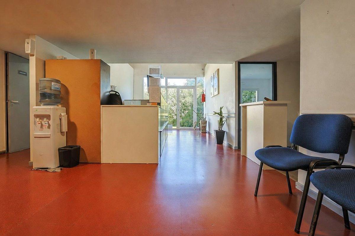 Foto de VENTA LOCAL Y DPTO 4 AMB RECICLADO AVENIDA JBJ, imagen 5
