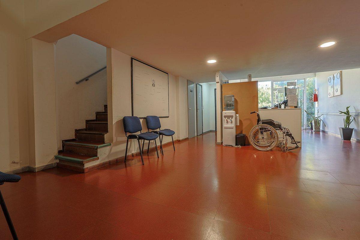 Foto de VENTA LOCAL Y DPTO 4 AMB RECICLADO AVENIDA JBJ, imagen 3