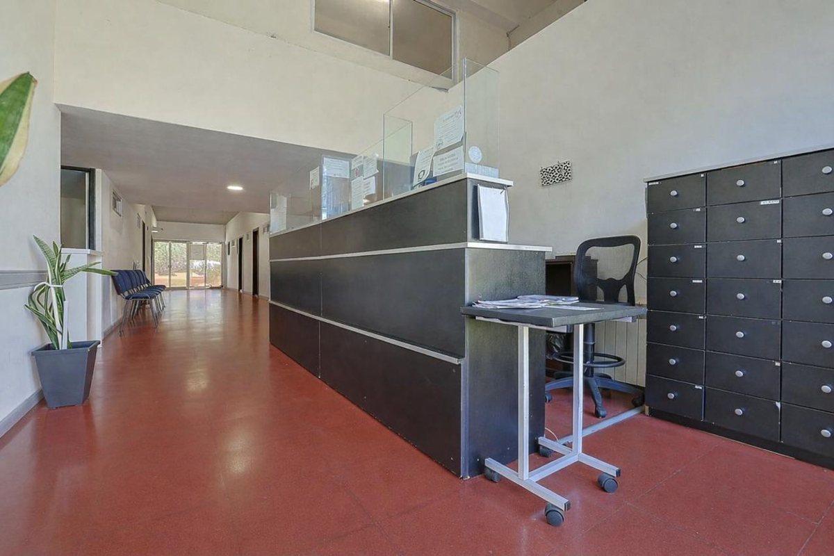 Foto de VENTA LOCAL Y DPTO 4 AMB RECICLADO AVENIDA JBJ, imagen 4