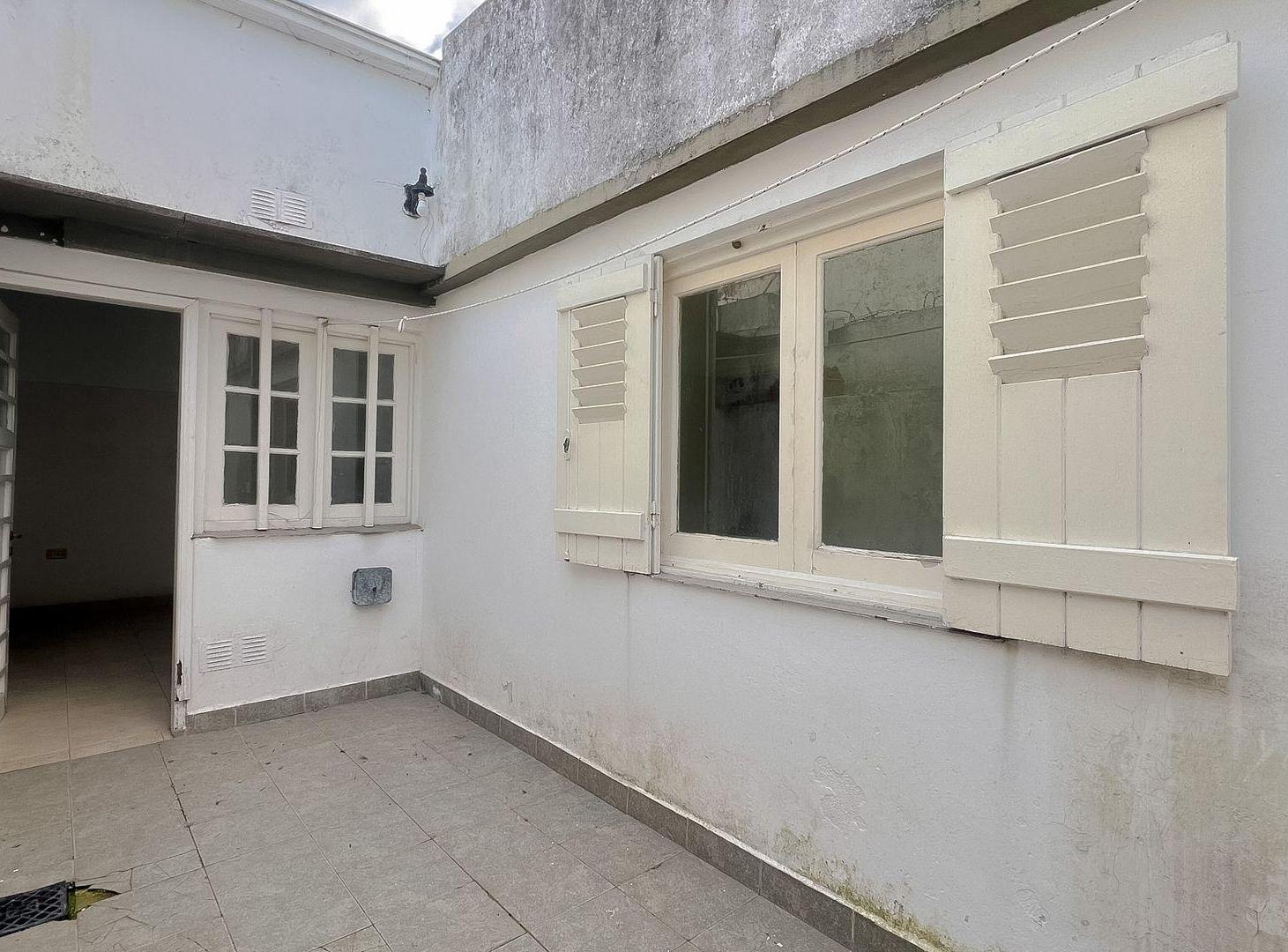 Foto de VENTA PH 3 AMBIENTES A RECICLAR B. RIVADAVIA, imagen 1