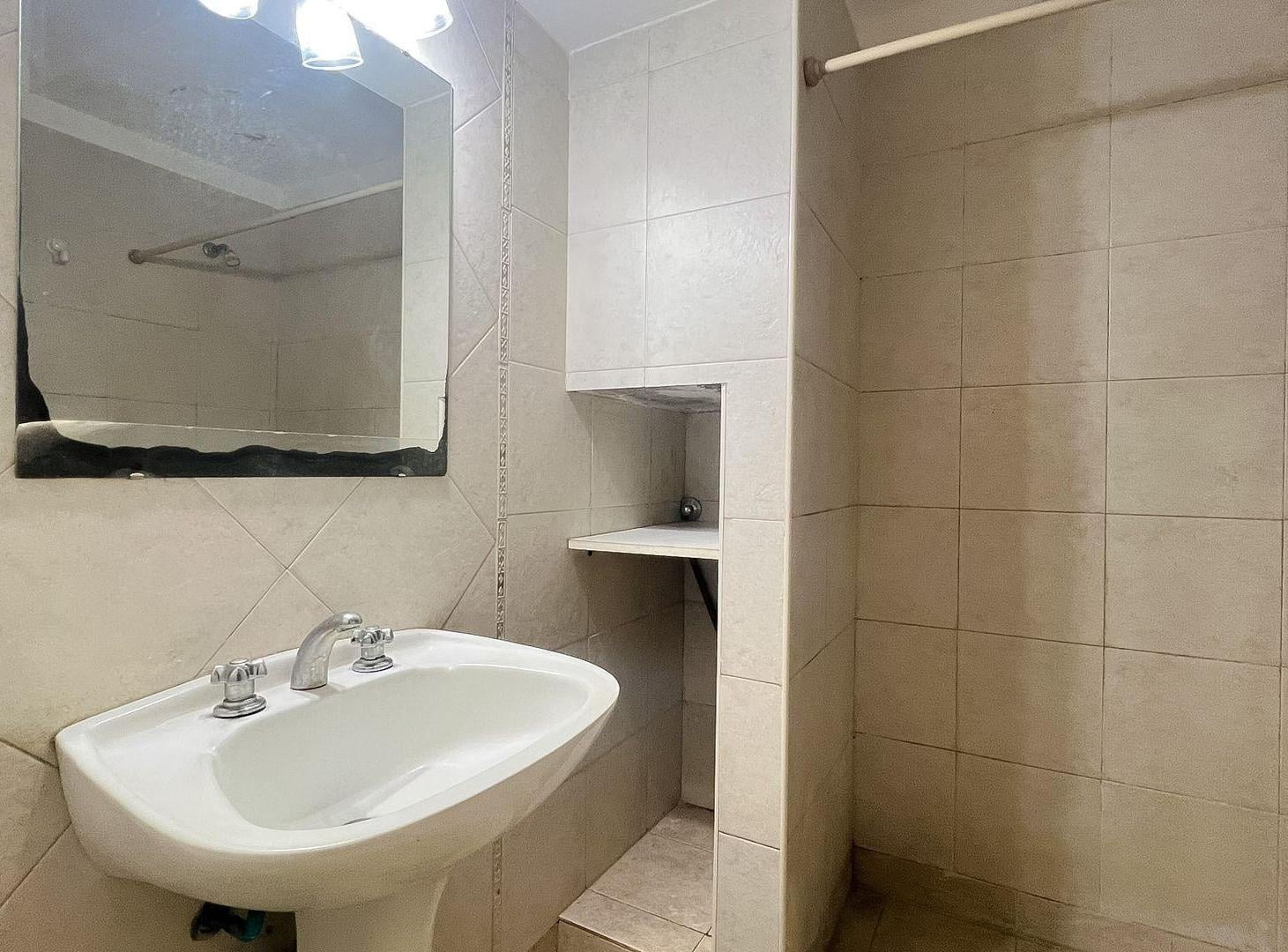 Foto de VENTA PH 3 AMBIENTES A RECICLAR B. RIVADAVIA, imagen 5