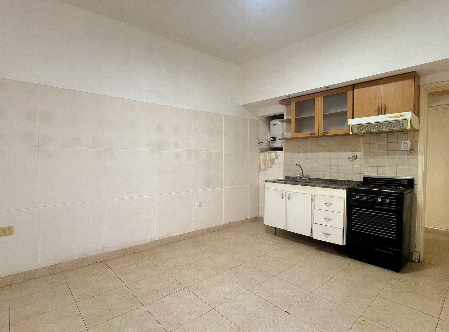 Foto de VENTA PH 3 AMBIENTES A RECICLAR B. RIVADAVIA, imagen 2