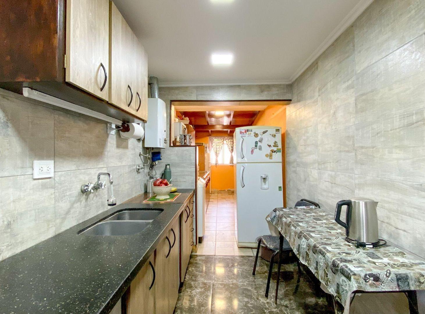 Foto de VENTA CASA 4 AMB. CON COCHERA Y PARQUE, imagen 3