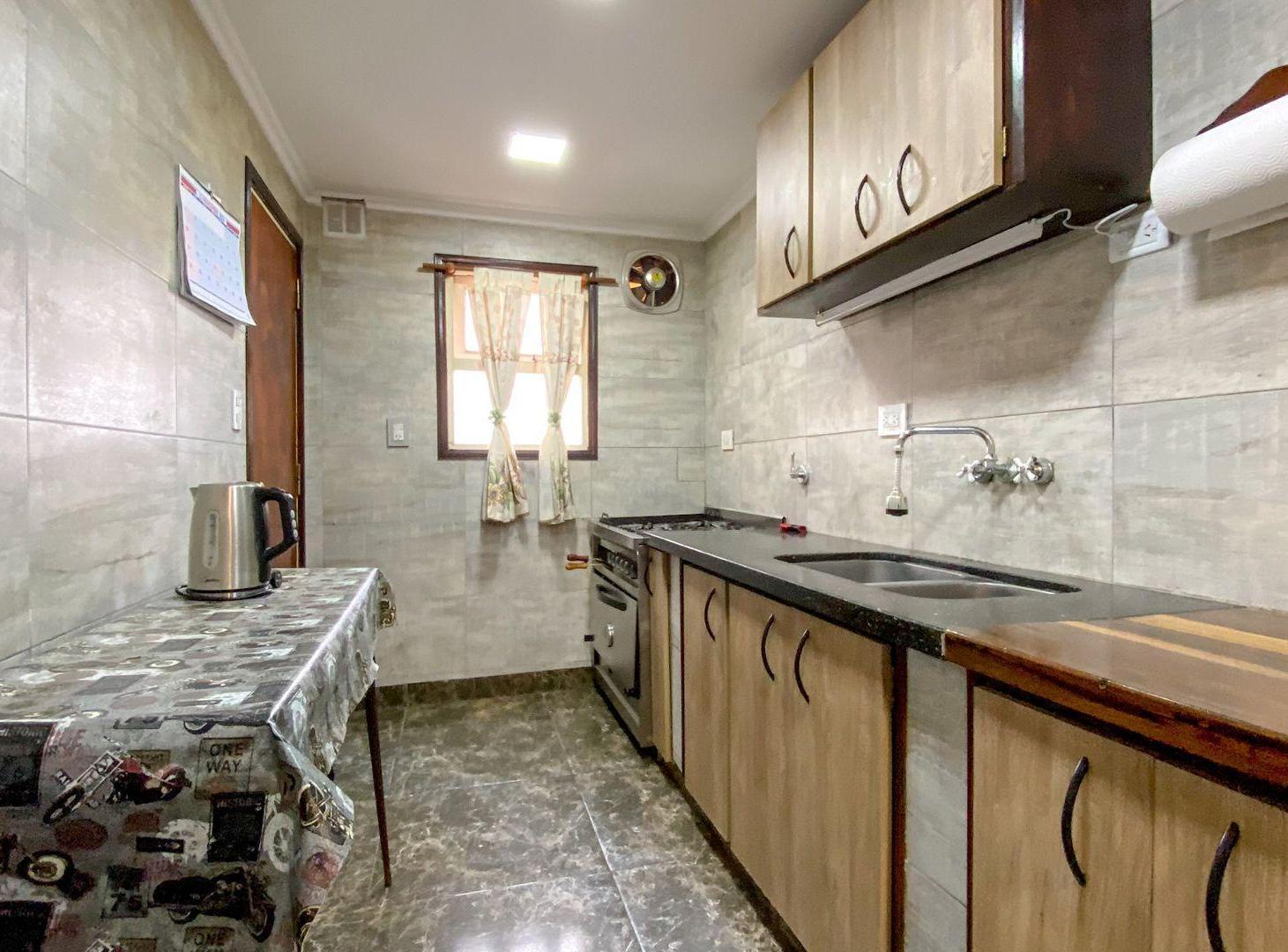 Foto de VENTA CASA 4 AMB. CON COCHERA Y PARQUE, imagen 4