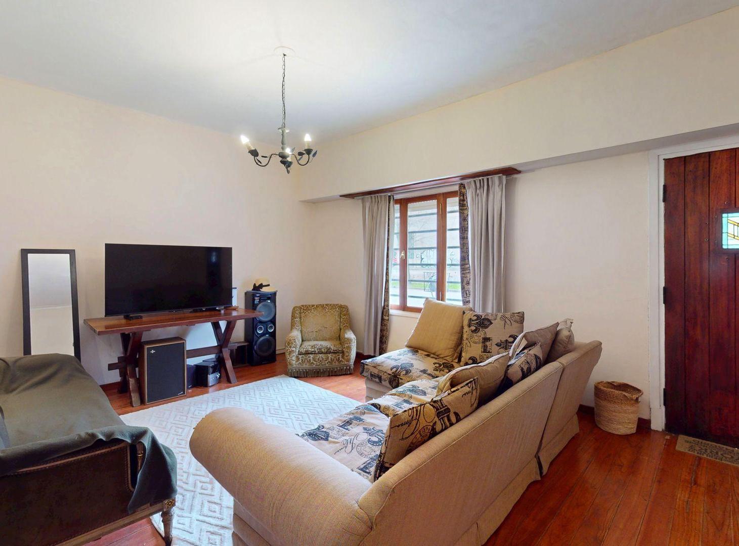 Foto de VENTA CASA 5 AMB CON COCHERA LA PERLA, imagen 2