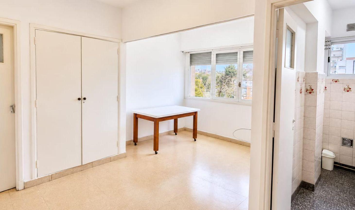 Foto de VENTA DEPARTAMENTO MONOAMBIENTE FRENTE PLAZA COLON, imagen 3