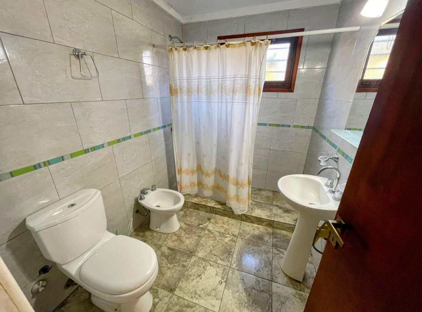 Foto de VENTA CASA 4 AMBIENTES C/ PARQUE LAS LOMAS MIRAMA, imagen 3