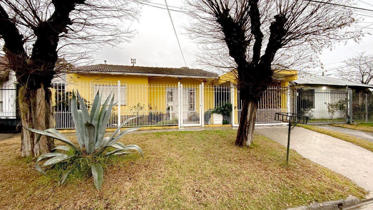 Foto de VENTA CASA 3 AMBIENTES CON QUINCHO Y PARQUE, imagen 3