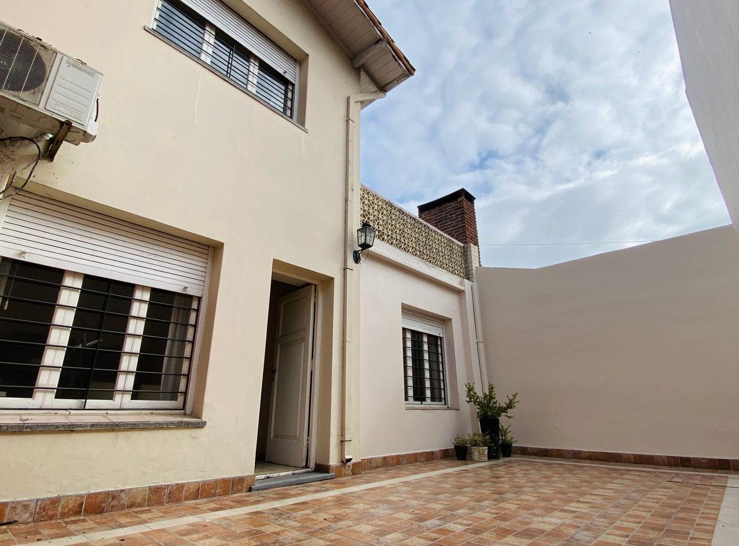 Foto de VENTA CASA GRANDE FRENTE A PLAZA PERALTA RAMOS, imagen 1