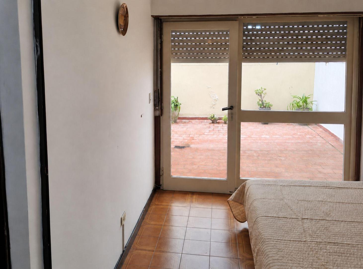 Foto de VENTA DEPARTAMENTO MONOAMBIENTE CON PATIO CENTRO, imagen 2
