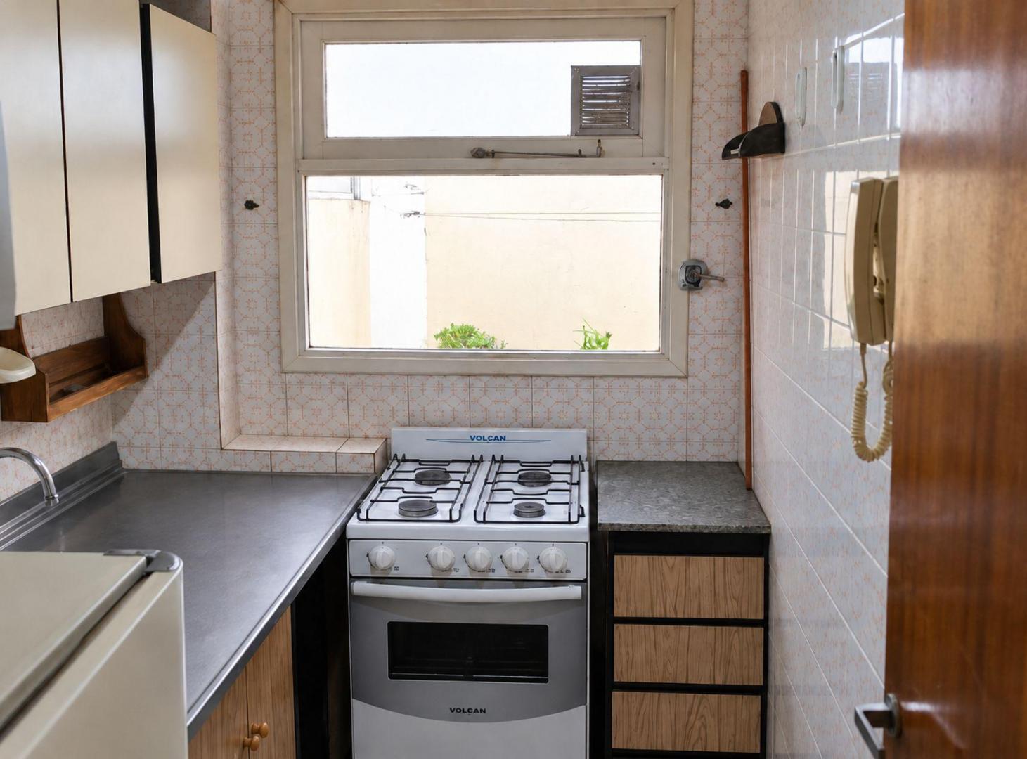 Foto de VENTA DEPARTAMENTO MONOAMBIENTE CON PATIO CENTRO, imagen 1