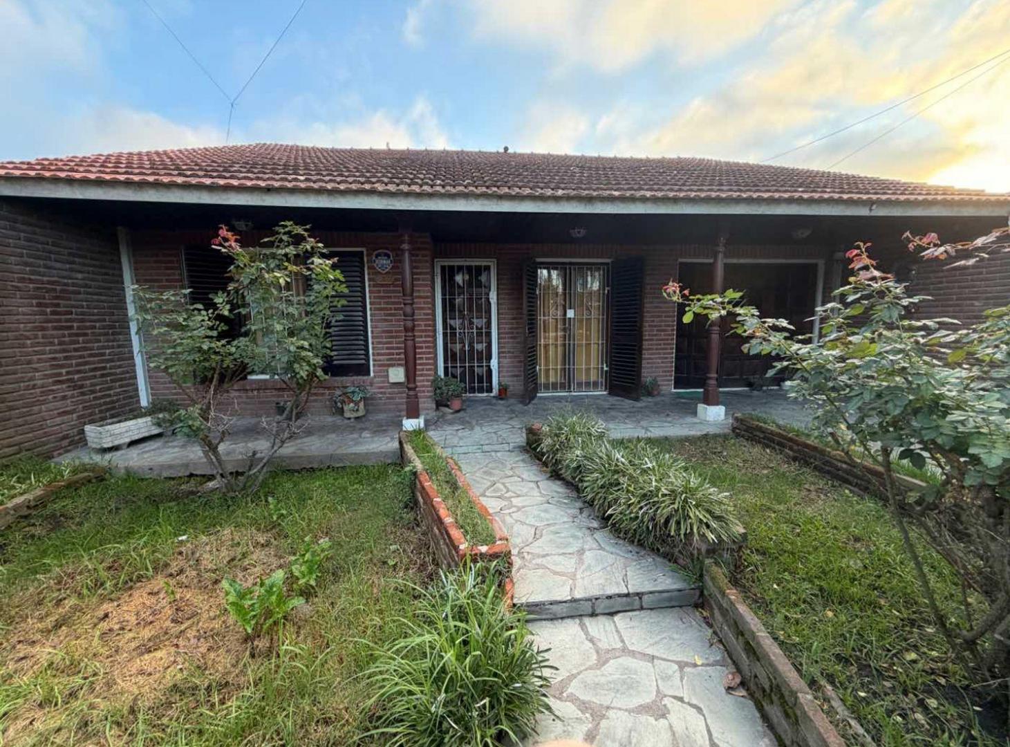 Foto de VENTA CASA 3 AMBIENTES COCHERA JARDIN LAS AMERICAS, imagen 1