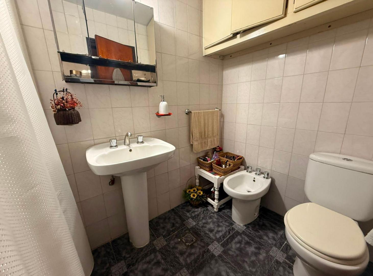 Foto de VENTA EN BLOCK - LOCAL + 2 PH EN LAS AVENIDAS, imagen 2