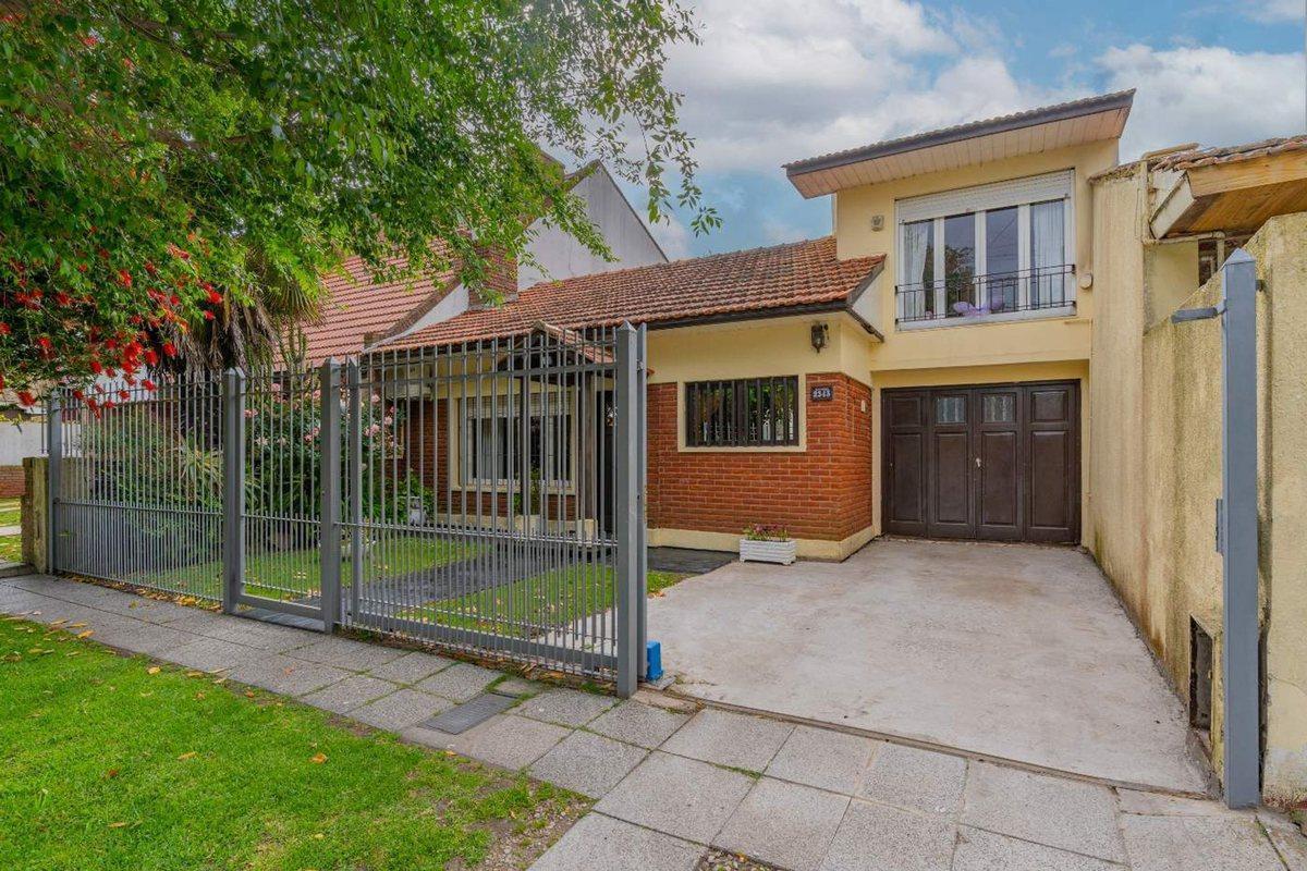 Foto de VENTA CASA 5 AMBIENTES PUNTA MOGOTES GRAN JARDIN, imagen 1