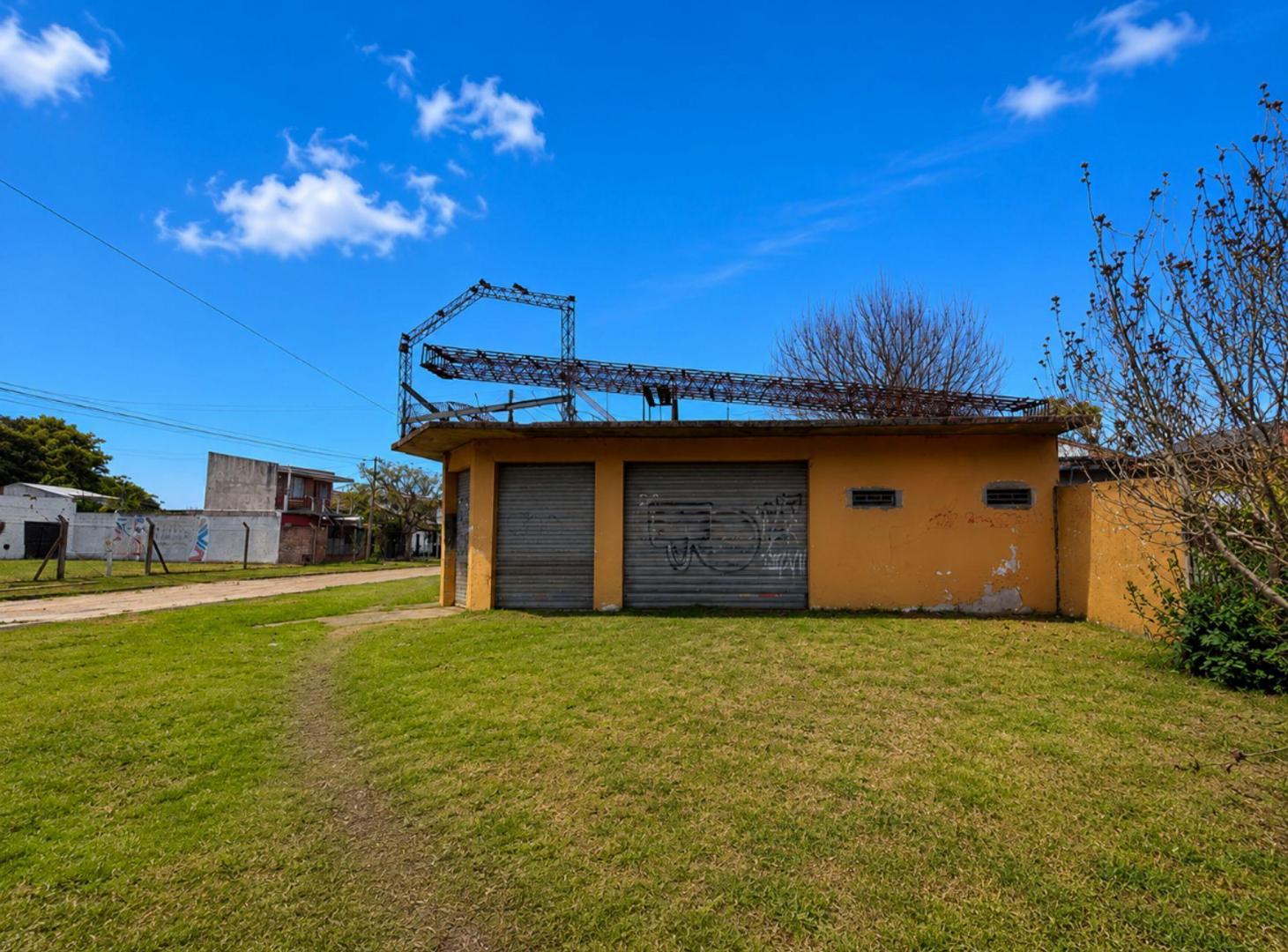 Foto de VENTA LOCAL CON PLAYON SOBRE AV. CONSTITUCION, imagen 3