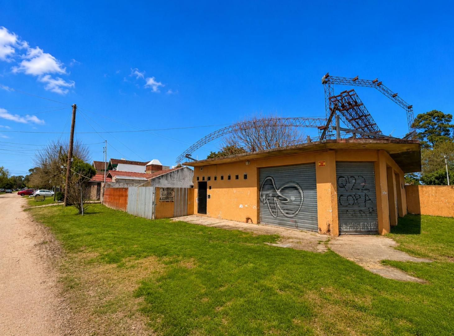 Foto de VENTA LOCAL CON PLAYON SOBRE AV. CONSTITUCION, imagen 4