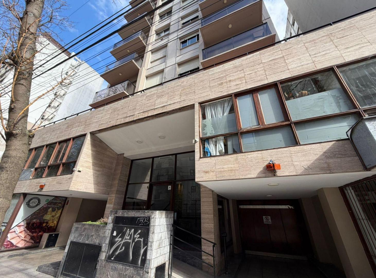 Foto de VENTA DEPTO 2 AMB,PLAZA MITRE CON COCHERA, imagen 2