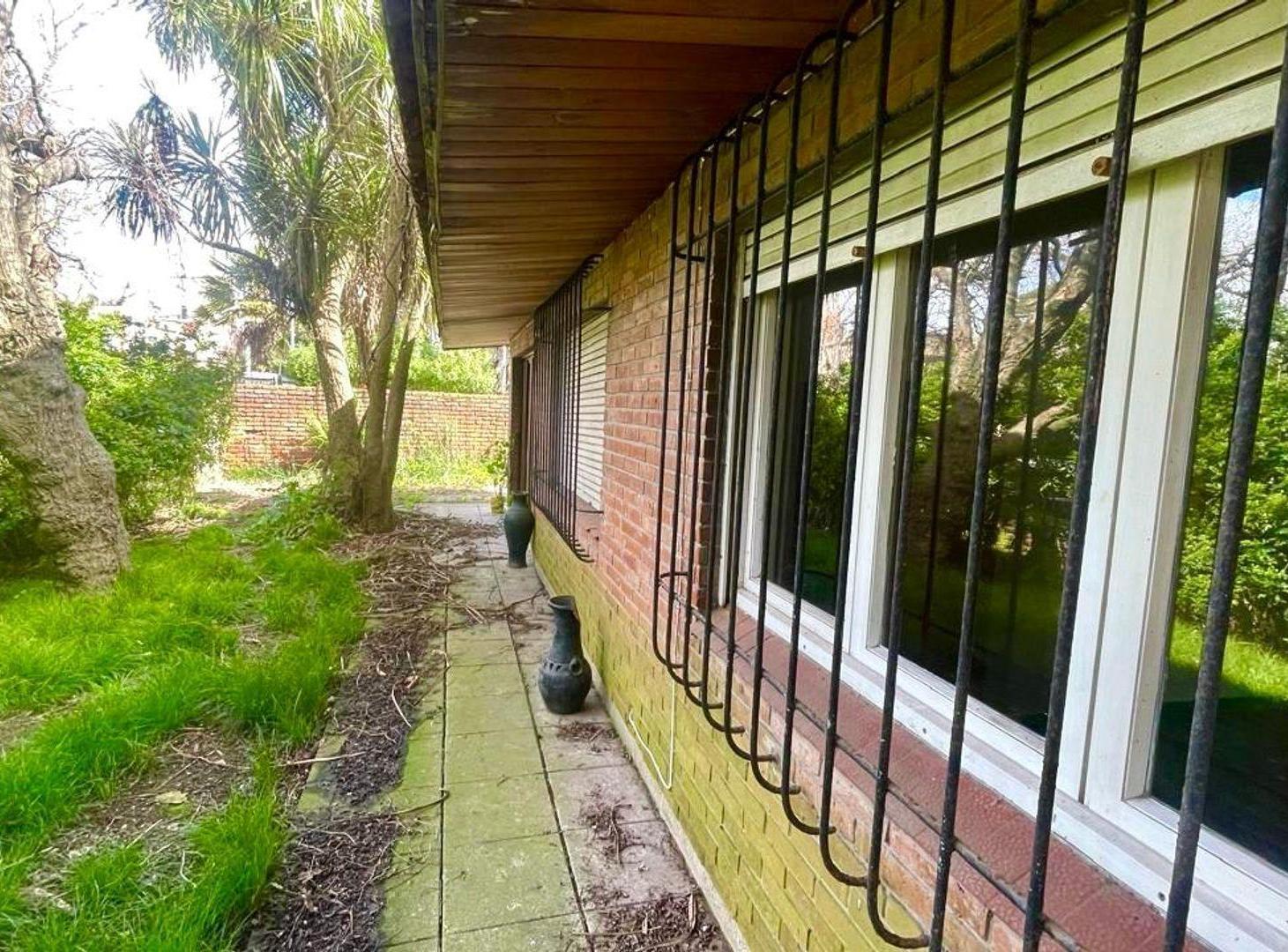 Foto de Venta casa 3 ambientes garaje y parque a reciclar, imagen 4