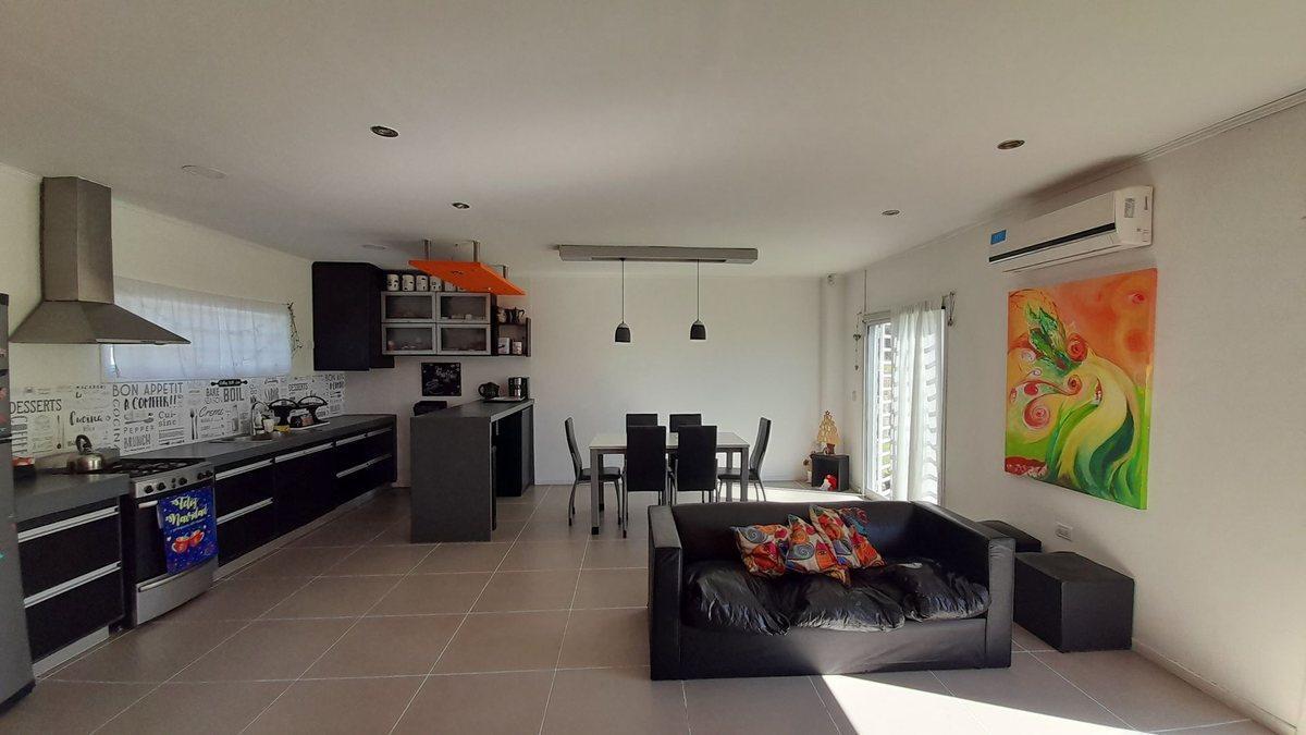Foto de VENTA CASA 3 AMB MODERNA CON PARQUE Y GARAGE, imagen 4