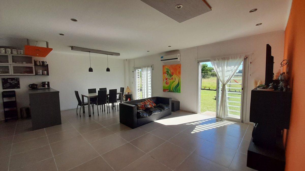Foto de VENTA CASA 3 AMB MODERNA CON PARQUE Y GARAGE, imagen 2