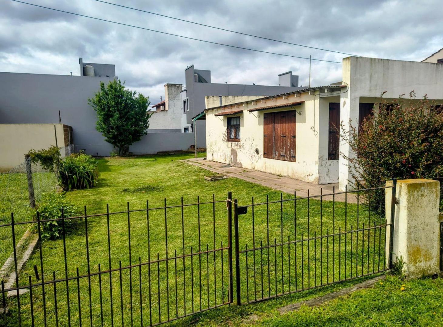 VENTA CASA 3 AMBIENTES A REFACCION CON GRAN PARQUE