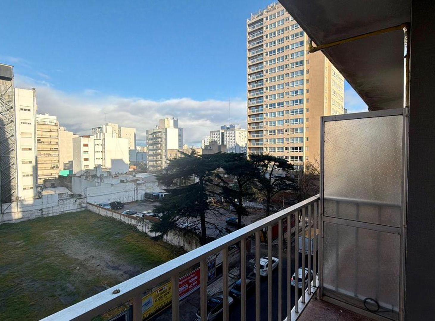 Foto de VENTA DPTO 2 AMB C/DPCIA COCHERA FRENTE ALDREY, imagen 5