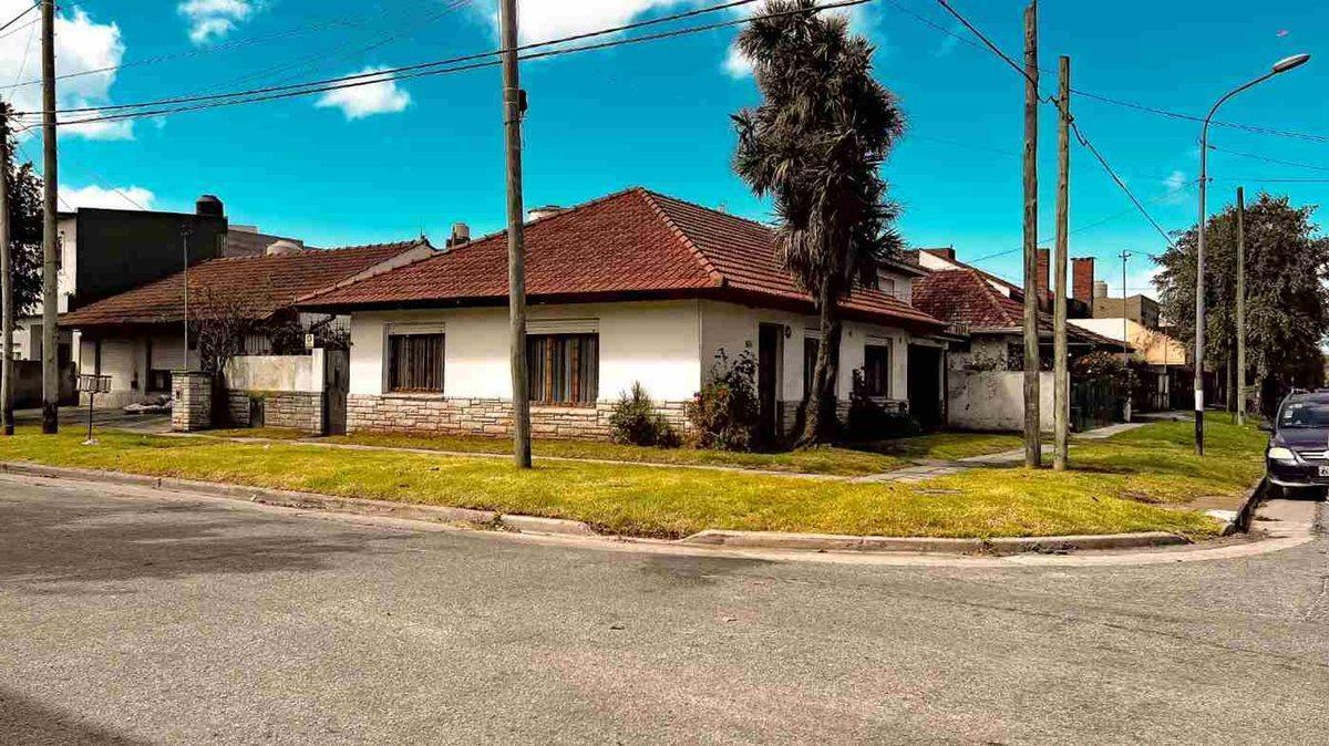 Foto de VENTA CASA 4 AMB. ESQUINA COCHERA TERRAZA PATIO, imagen 1