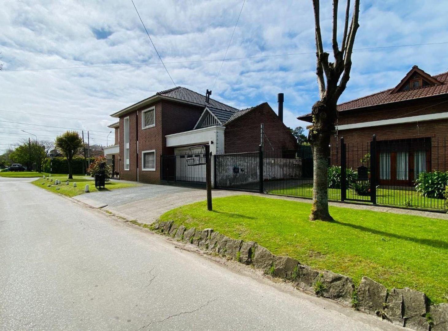 VENTA CASA CON GARAGE QUINCHO Y PARQUE EN CAISAMAR