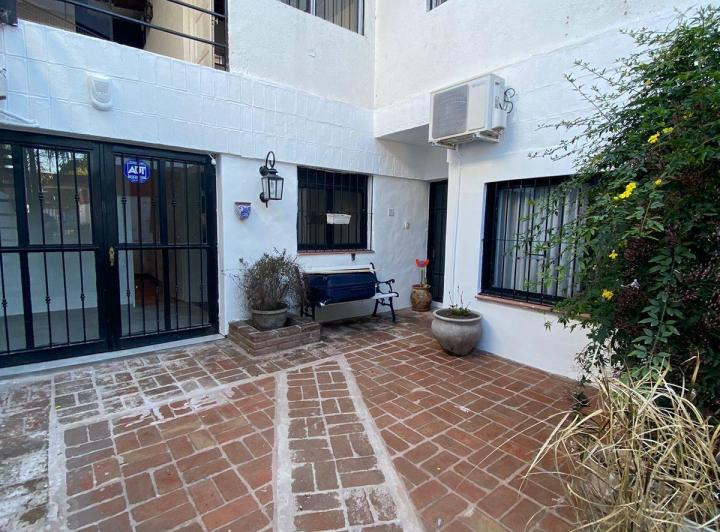 ALQUILO CASA DE TRES DORMITORIOS EN BARRIO JARDIN CON PATIO 1