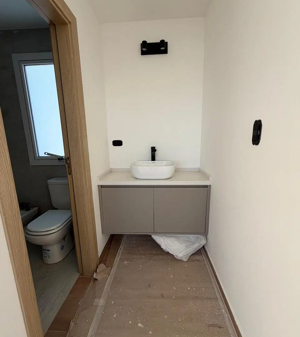 ALQUILO CASA A ESTRENAR DE TRES DORMITORIOS EN CAMPO CHICO CON PATIO BALCON GARAGE PARA DOS VEHICUL 1