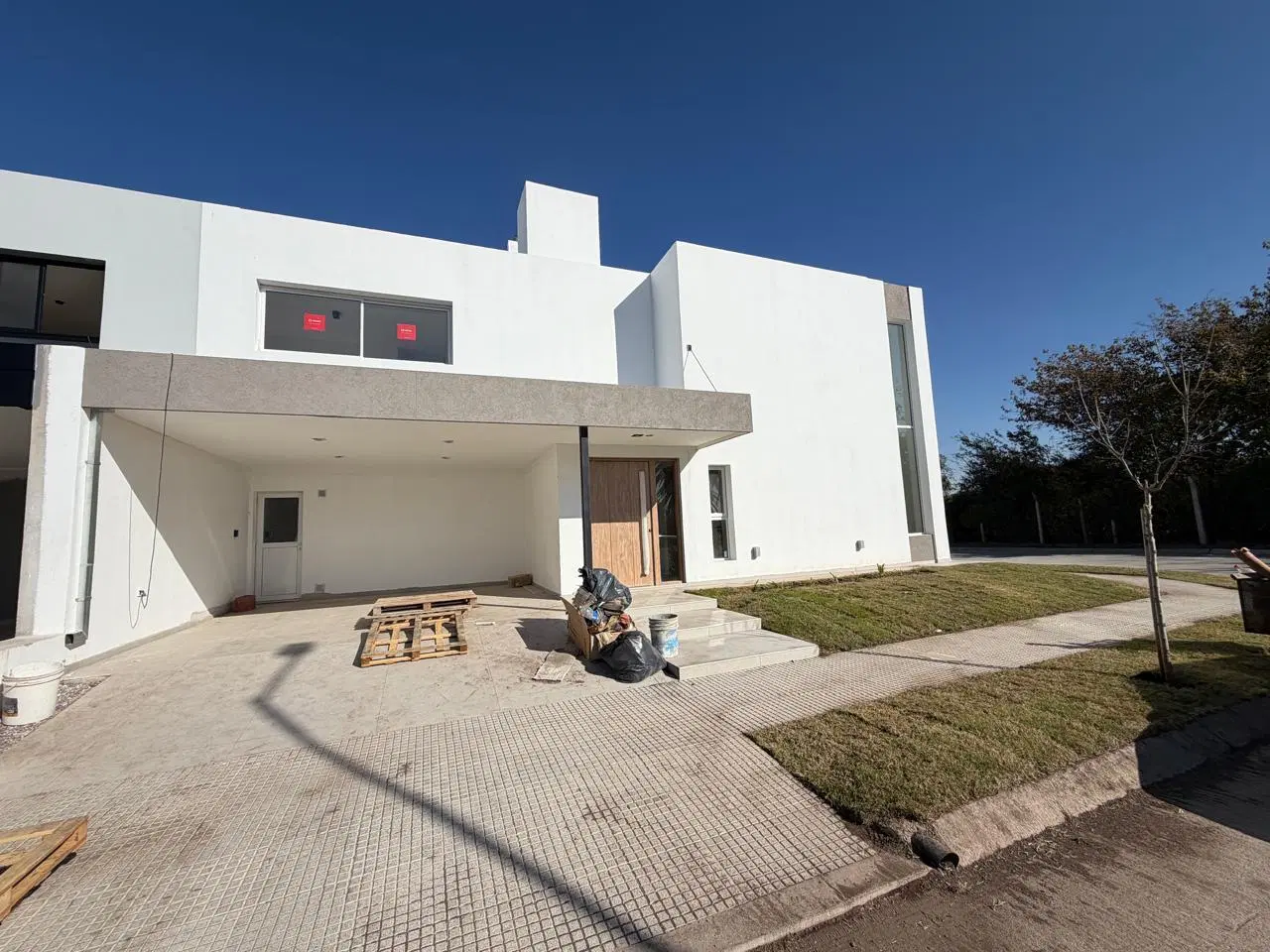 ALQUILO CASA A ESTRENAR DE TRES DORMITORIOS EN CAMPO CHICO CON PATIO BALCON GARAGE PARA DOS VEHICUL 4