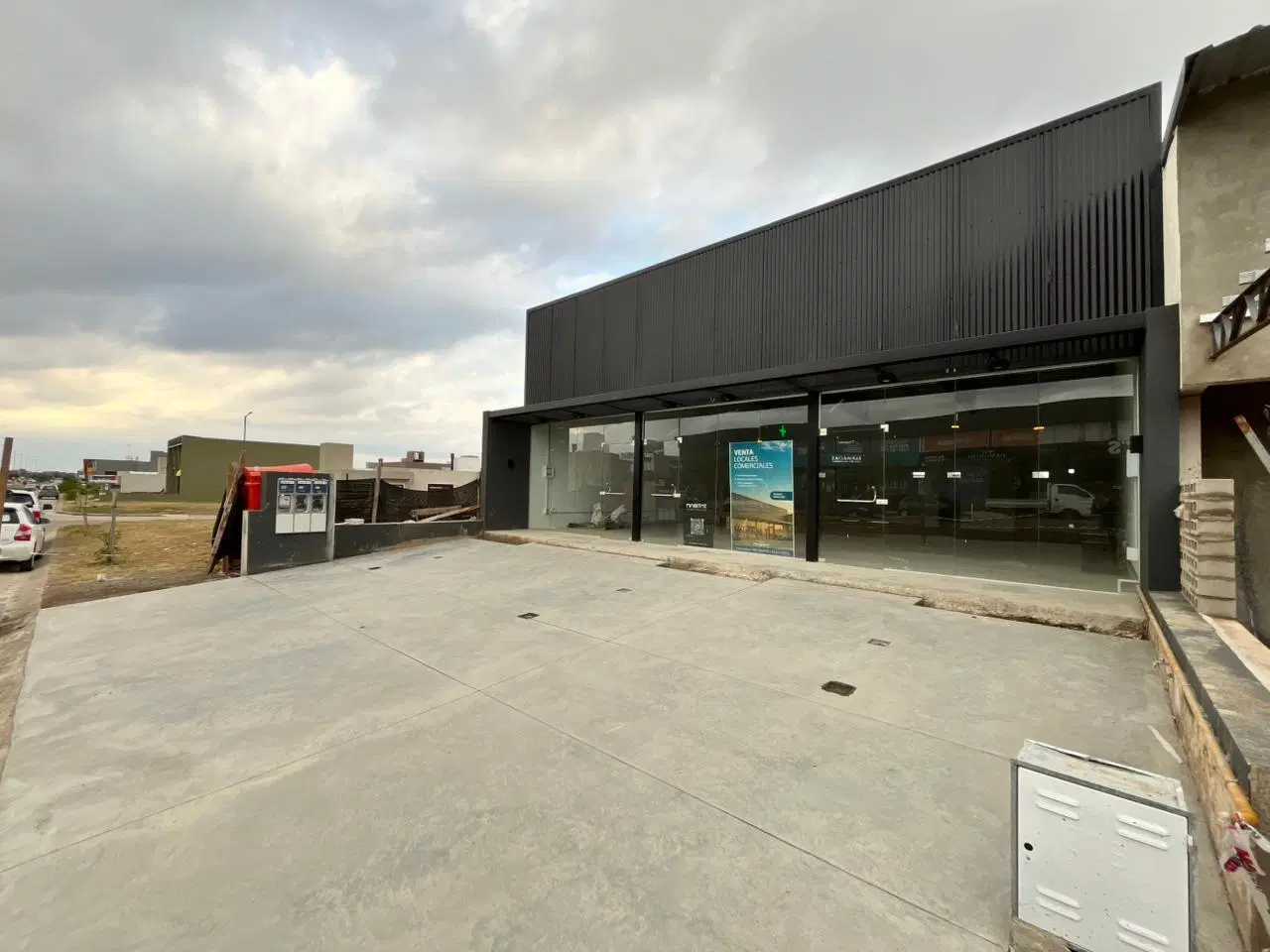 ALQUILO LOCAL COMERCIAL A ESTRENAR EN DOCTA SOBRE CALLE PRINCIPAL 4