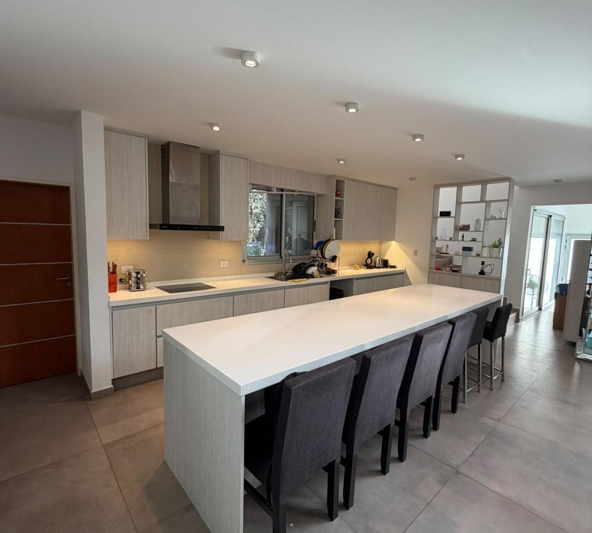 Foto de CASA DE CATEGORIA EN VENTA VALLE DEL GOLF , PILETA , QUINCHO, imagen 4