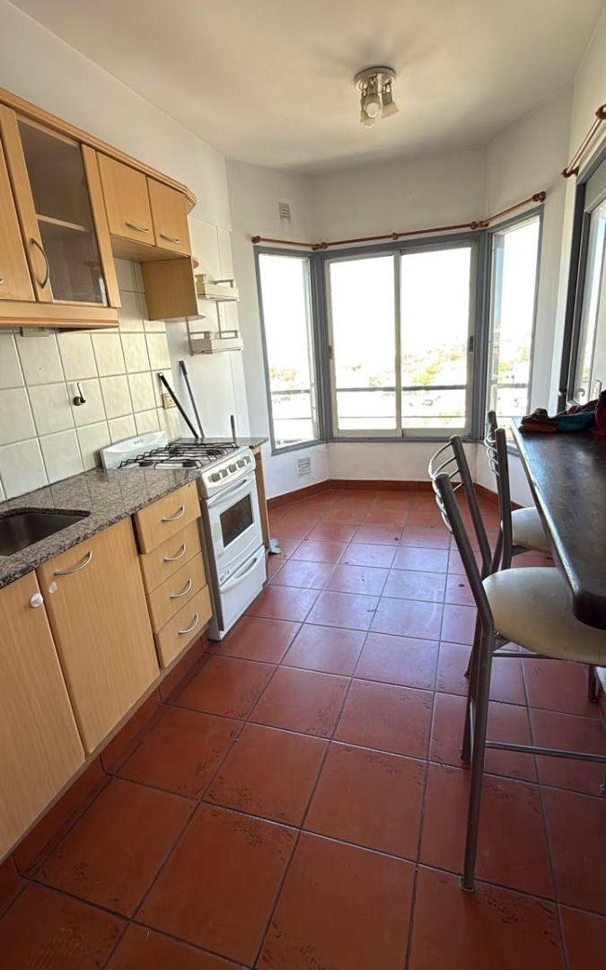 Foto de Muy luminoso semi-piso c/balcón aterrazado y cochera., imagen 2