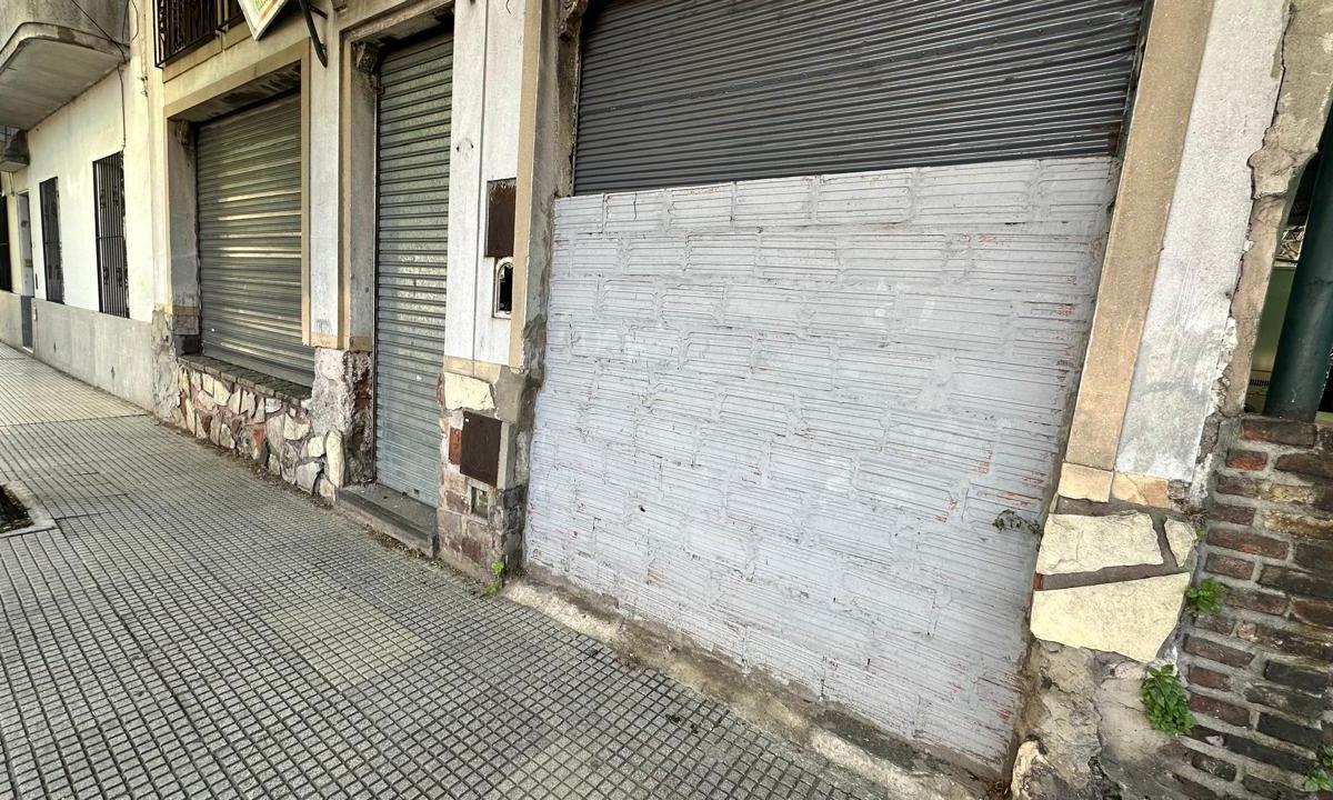 Luis Saenz Peña Al 1200, Deposito de 340 m², 10 m de Frente en Constitución, Subte E 5